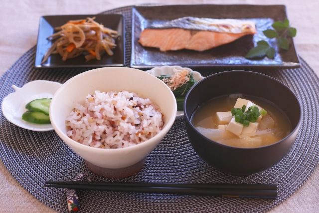 和食の配膳の基本とは。陶器を使ったおしゃれな盛り付け方法