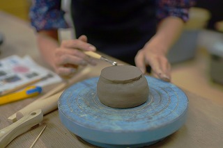 陶芸作品の作り方解説②！ろくろを使ったひも作りとは？